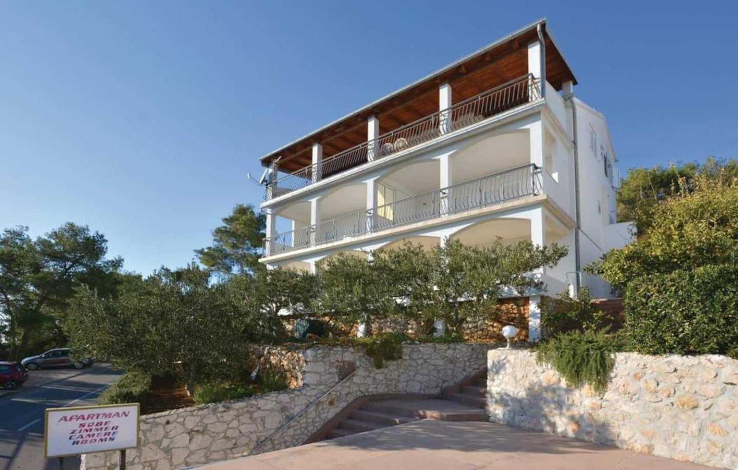 Nadi * Hvar Town